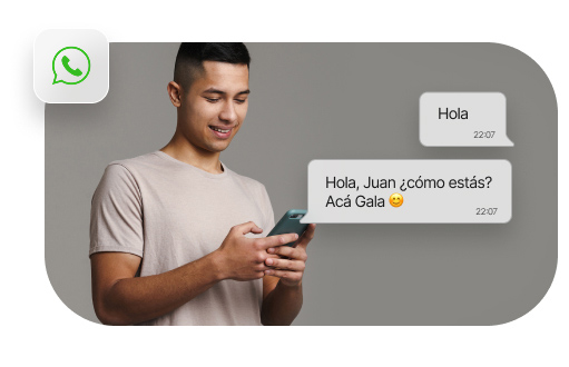 Joven chateando con Gala por WhatsApp.
